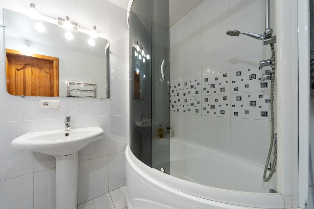 Spacious Apartments In The Center Of Obolon 2 Bedrooms Kyjev Exteriér fotografie
